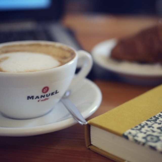 #Sonntag! Time for #Kaffeesätze. Jetzt auf dem #Blog! (Fotocredit: #findungsphasen) #coffee #croissant #travel #nofilter #venice #munich