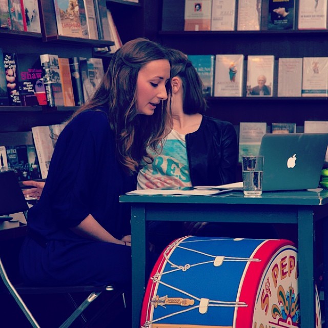 Moi. Ausverkaufte Lesung, #me #pictureoftheday #lesung #valentinesday #valentinstag #love #liebe #munich #münchen #reading #author #dress @ajoure