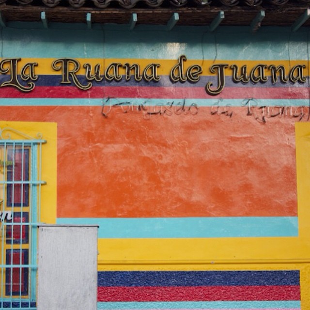 Warum ich nachts hellwach im Bett liege, heute auf dem Blog. #medellin #travel #reisen #colombia #kolumbien #antioquia #colors #nofilter