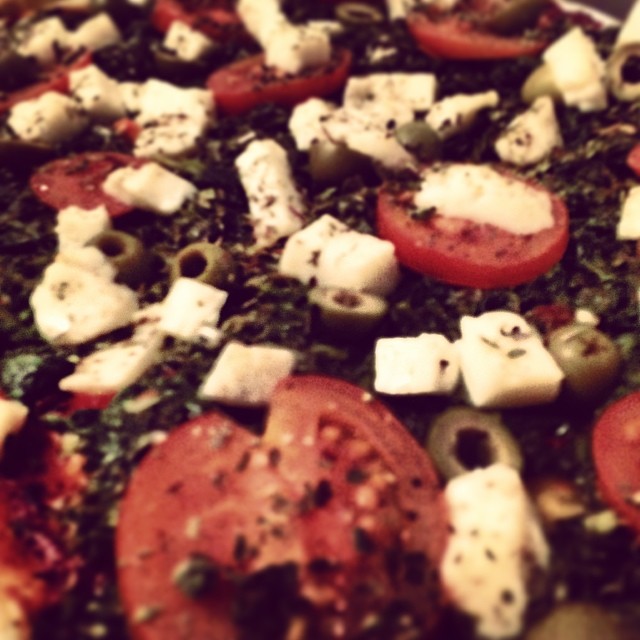 E voila. Halloumi, Spinat, Tomaten und Oliven auf Blätterteig. #food #foodporn #veggie #veggielove #saturday #lunch #instalove