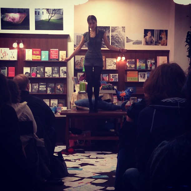 Lilly Lindner ist ein Muss! Ihre Lesung ist Performance, sie kennt jedes Wort ihrer Bücher auswendig. #lillylindner #splitterfasernackt #bestseller