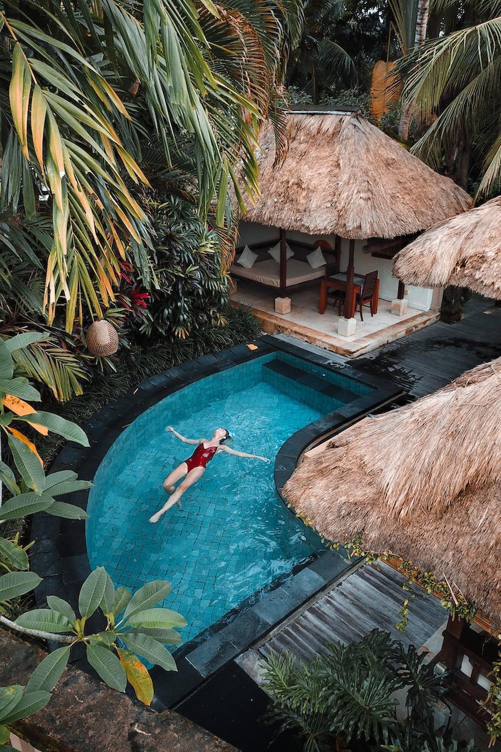 woman_soaking_on_the_swimming_pool