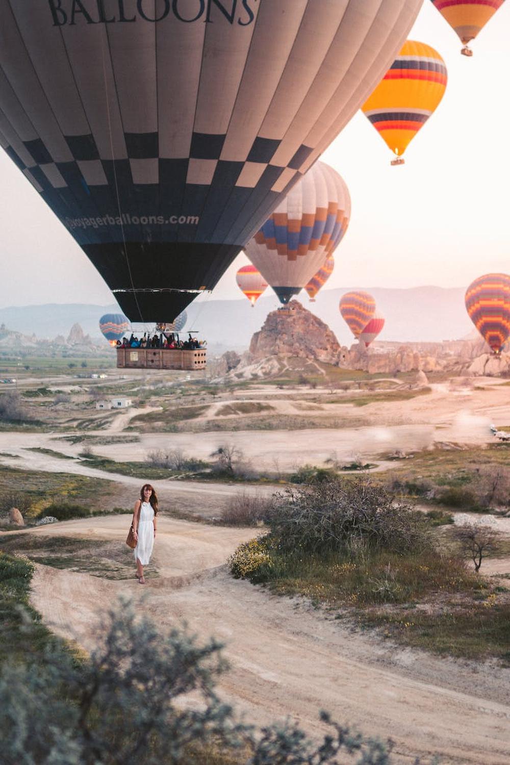 woman_standing_under_hot_air_balloons