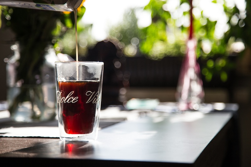 Frisch gebrühter Kaffee in einem "la dolce vita"-Glas - was will man am Morgen mehr?
