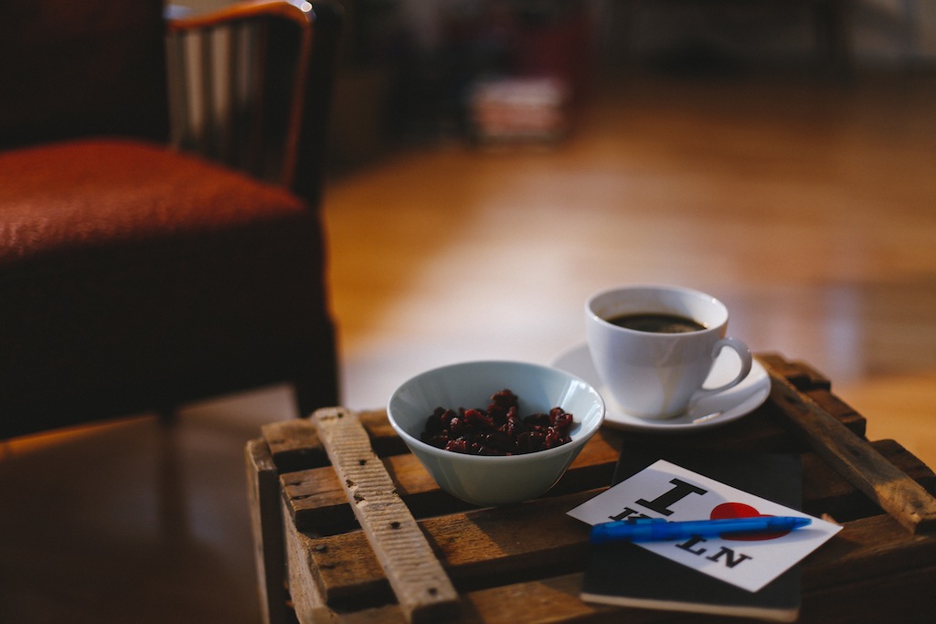 Frisch eingezogen wirkt das laut Gina improvisierte Wohnzimmer für mich urgemütlich!