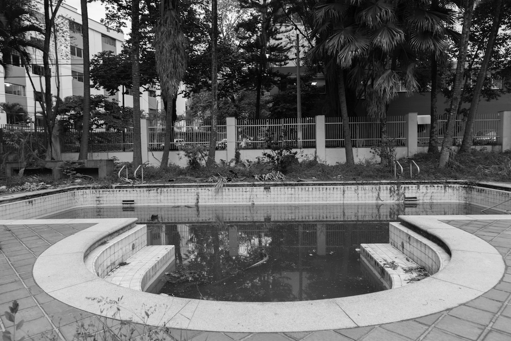 Der Pool, direkt dahinter ging die Autobombe hoch.