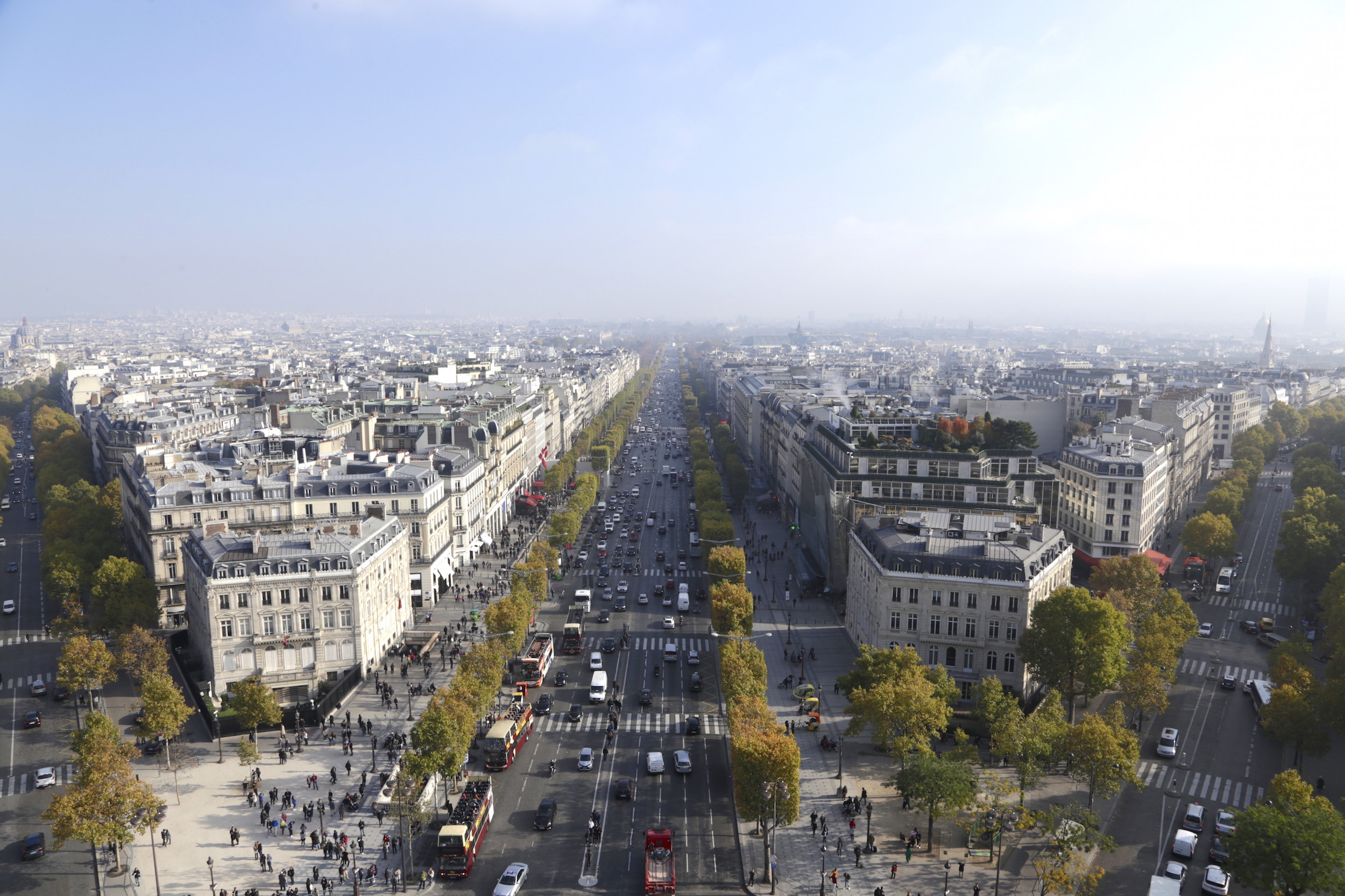 champs_elysee_anidenkt